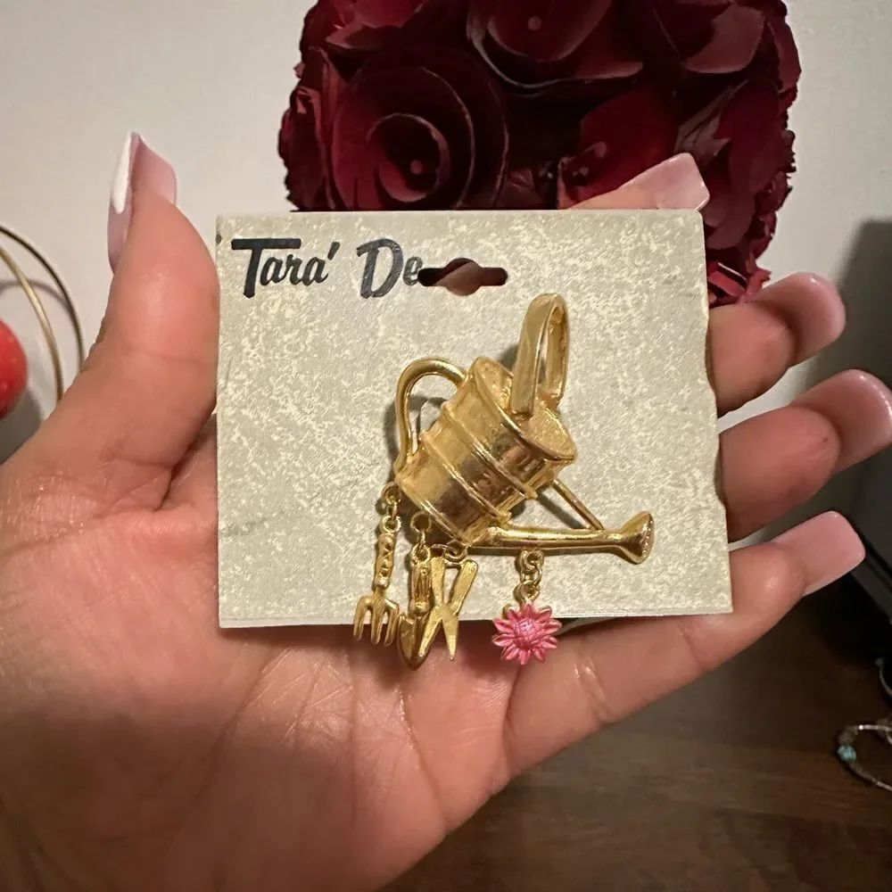 TARA DE NEW  GARDENING  BROOCH